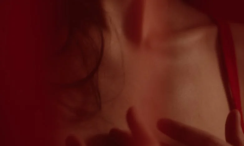 Entre Dois Lares: O Peso das Escolhas e o Eco das Famílias