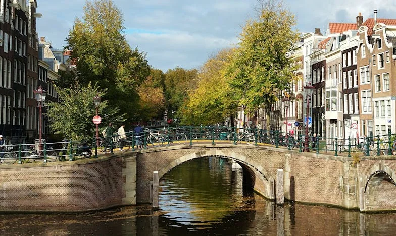 Entre Dois Mundos: O Peso de Ser Mãe e Mulher