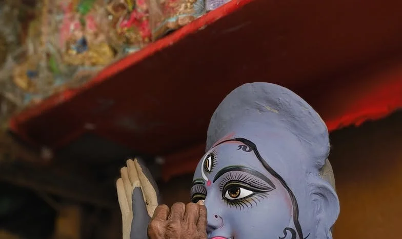 Quatro Vidas, Um Quarto: Entre o Amor e o Sacrifício