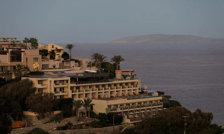 À Porta da Madrugada: Quando a Minha Cunhada e os Sobrinho Bateram à Minha Porta – Uma História de Traição, Feridas Familiares e Escolhas Dolorosas