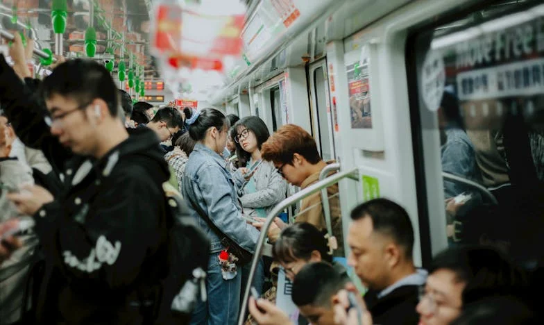 Entre Fraldas e Silêncios: Quando a Casa se Torna um Campo de Batalha