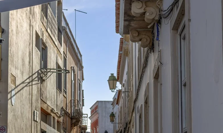 "Faz as malas e vem já!" – Como a minha sogra tomou conta da nossa vida
