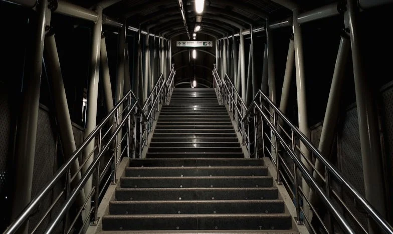 Uma Batida à Porta na Madrugada: Segredos, Traição e o Luto que Nunca Perdoei