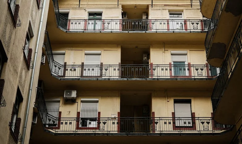 A Fome da Vizinha: Um Silêncio que Ecoa