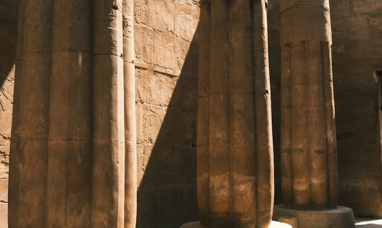 Entre o Silêncio e o Ruído: A Vida de Mariana Sob o Peso das Expectativas