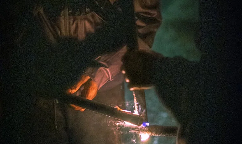 Implorei ao vizinho por ajuda para a minha mãe e o meu irmão – nunca imaginei o que iria acontecer!