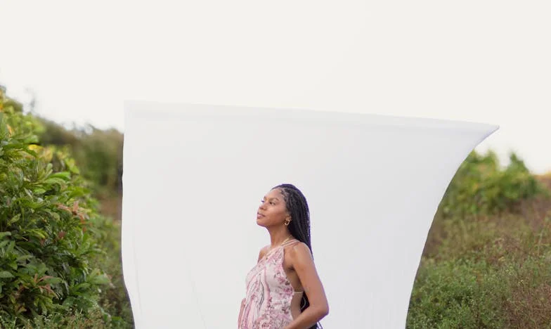Quando o Meu Marido Partiu em Trabalho, a Minha Sogra Expulsou-me de Casa: Uma História de Coragem e Traição