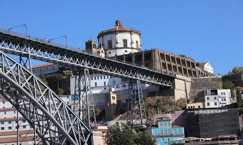 Sangue não é tudo: A história de uma traição entre irmãs e o desmoronar de uma família portuguesa
