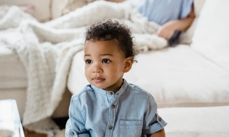 “Mãe, esqueceste uma nódoa!” – O meu quotidiano como sogra em Lisboa