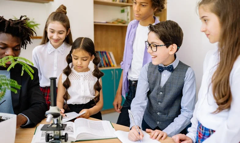 “Não tragas o miúdo este fim de semana” – Entre lágrimas, orgulho e silêncios: a minha história de família portuguesa