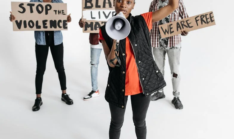 O Dia em Que a Minha Vida Virou do Avesso: Entre Segredos e Silêncios