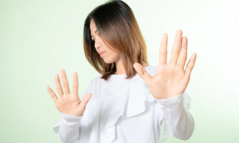 Um Envelope Branco à Porta: Quando o Passado Bate à Nossa Casa