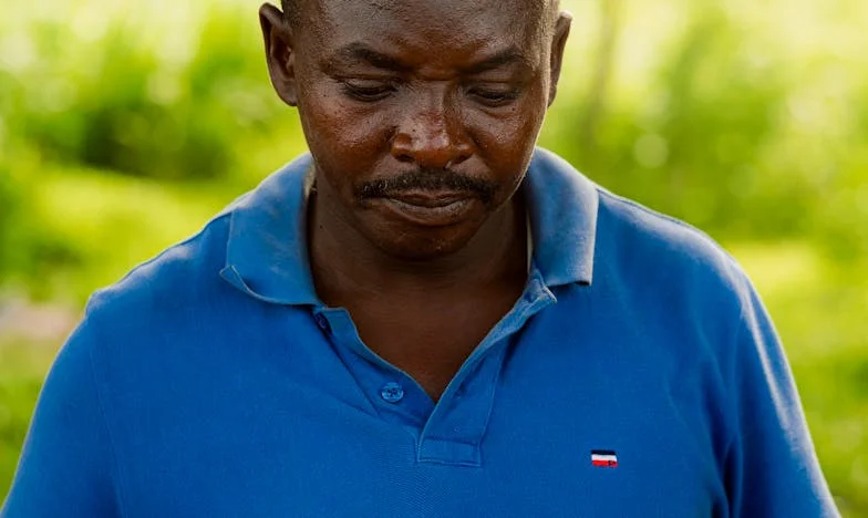 Um Velho Pincel e o Silêncio Entre Nós