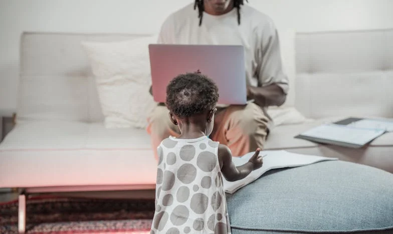 Depois da Tempestade: Recomeçar aos Quarenta e Poucos numa Aldeia Estranha