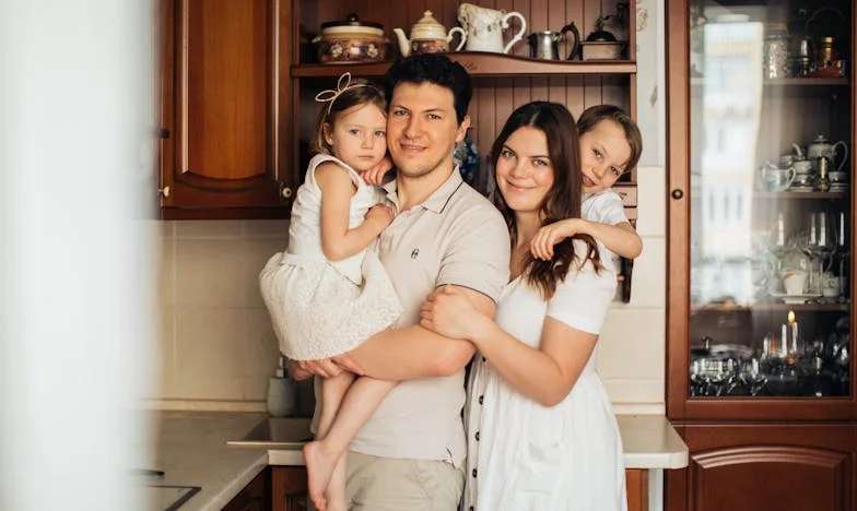 "Mãe, ainda está sujo!" – Como os silêncios e as pequenas guerras domésticas destruíram a minha família