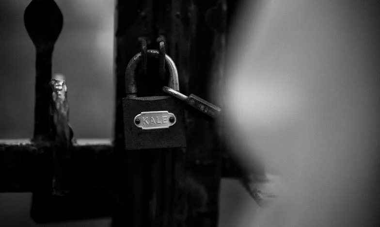 Sob o Mesmo Teto: Quando a Maternidade se Torna um Peso