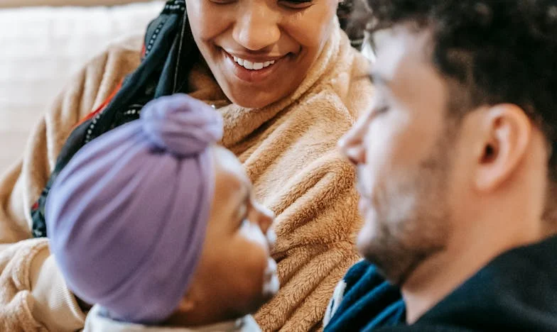 O Silêncio Inquieto da Nova Ama: Uma Família em Conflito