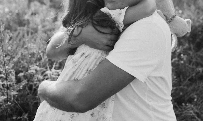 Quando a Solidão se Torna Companhia: A História de Dona Maria e o Neto Pedro