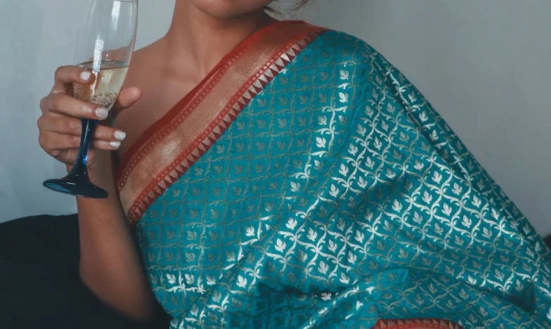 Quando o meu marido partiu em trabalho, a minha sogra expulsou-me de casa: Uma história de traição e força