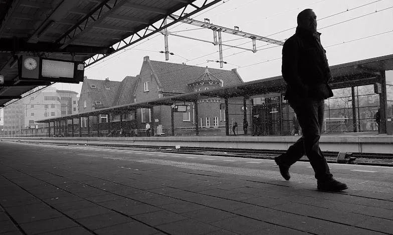 A Nossa Luta por um Lar: Como Sobrevivemos Sob o Mesmo Teto com a Mãe do Marco