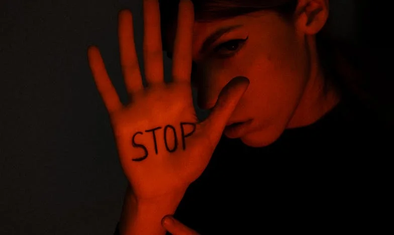 Amanhã Eu Te Ligo: Entre o Silêncio e o Adeus