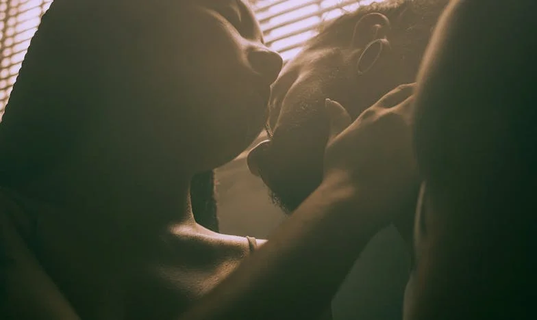 Entre o Amor e o Silêncio: A História de Mariana e Rafael