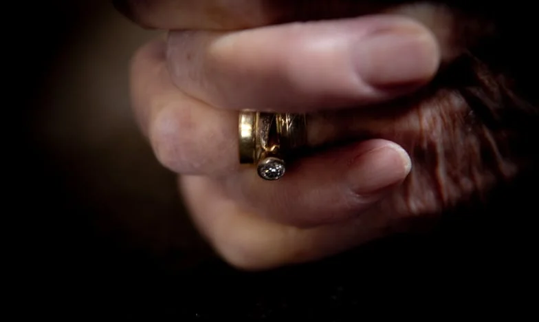 Minha mãe busca o amor enquanto eu me afogo nos cuidados com meus filhos