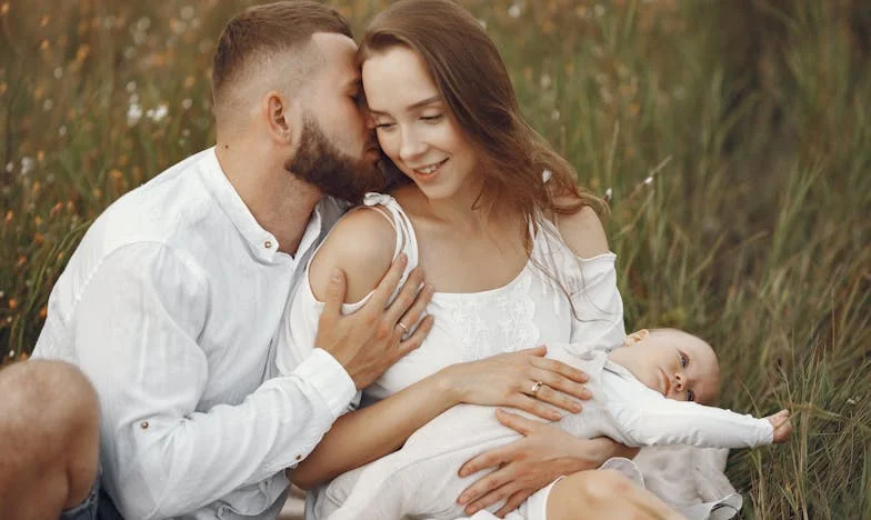 Az anyósom pofon vágta a feleségemet mindenki előtt – de abban a pillanatban a férjem előhúzott egy dokumentumot, ami mindent megváltoztatott!