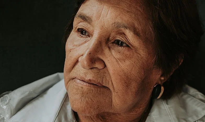 Az éhes szomszéd kislány – Egy gyerekkor csendje és szegénysége mögött