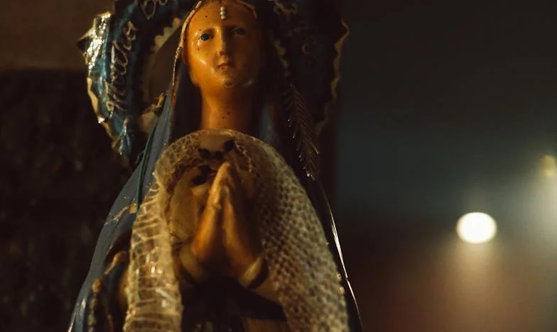 Hogyan Tartott Meg a Hit és az Ima, Amikor Az Anyósom Ki Akart Tenni a Saját Otthonomból