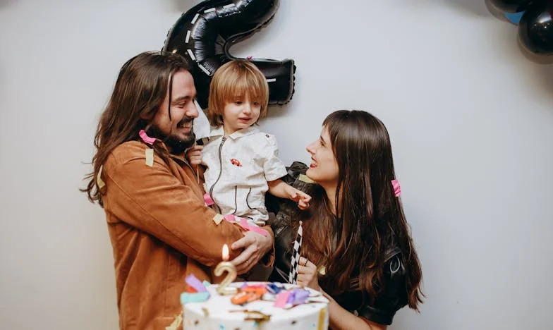 Egy milliárdos nő térdre ereszkedik egy szegény fiúért – és ami ezután történt, mindenkit megdöbbentett