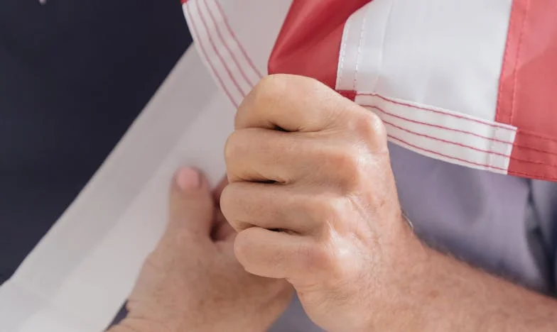 Váratlan látogatás tízkor: Mit találtam a fiam zárt ajtaja mögött?