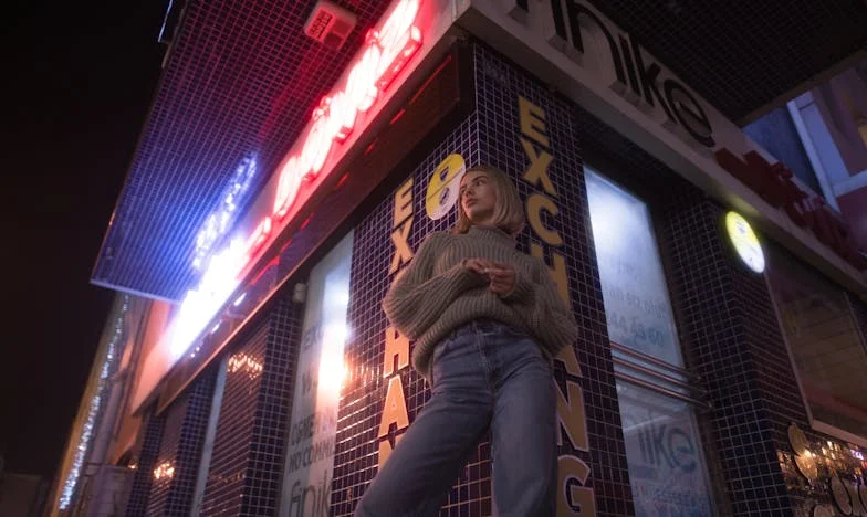 Entre Deux Feux : Faut-il Garder le Lien avec sa Belle-Famille Après une Trahison ?