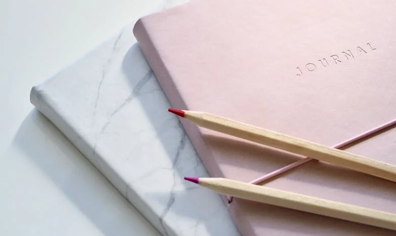 Le jour où mon fils a présenté sa fiancée – et où j’ai reconnu le bourreau de ma fille