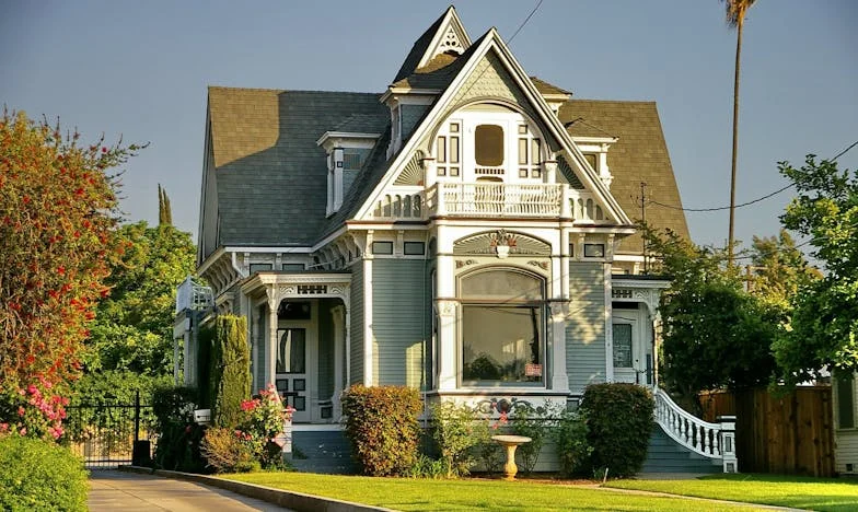 Ma belle-mère a brisé mon mariage : quinze ans d’amour effacés en un été