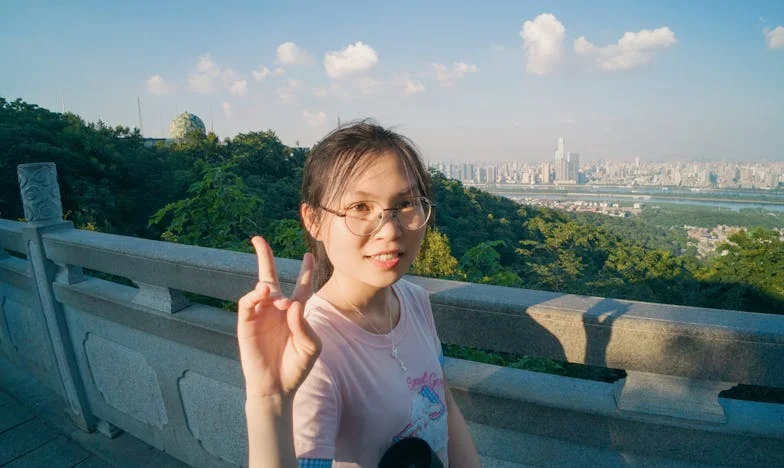 Entre Deux Feux : Ma Mère, Mon Mari, et Moi