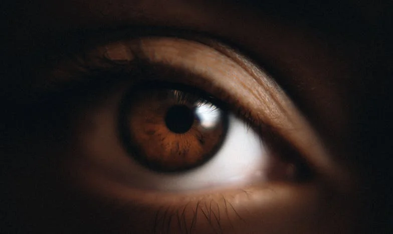 Entre Deux Pères : Le Choix d’un Cœur Déchiré