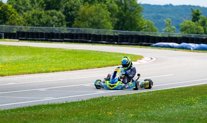 Entre les murs et les minutes : Ma vie sous le regard de ma belle-mère à Lyon