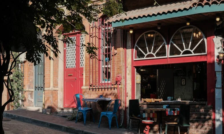 Ils Dînent de Délices, Nous de Bouillie : Où Est la Justice ?