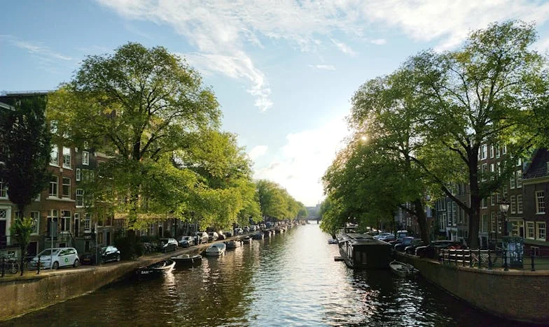 Le silence de Julien : une mère face à la spirale de la dette