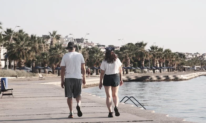 Le Silence du Voisin : Quand la Haine Traverse la Clôture