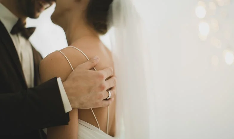 Quatre Murs, Un Secret : Notre Vie à l’Étroit