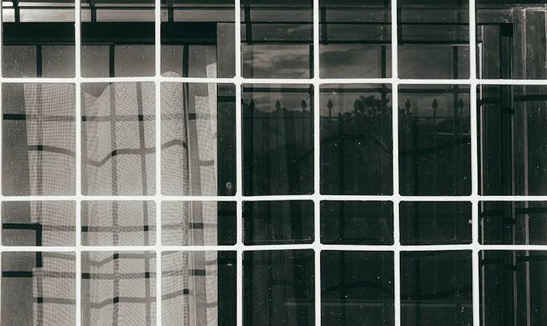 Silence sur le Compte Commun : Quand l'Amour Se Perd dans les Chiffres