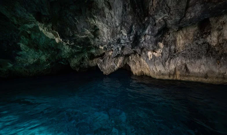 Sous la pluie des secrets : l’enveloppe blanche