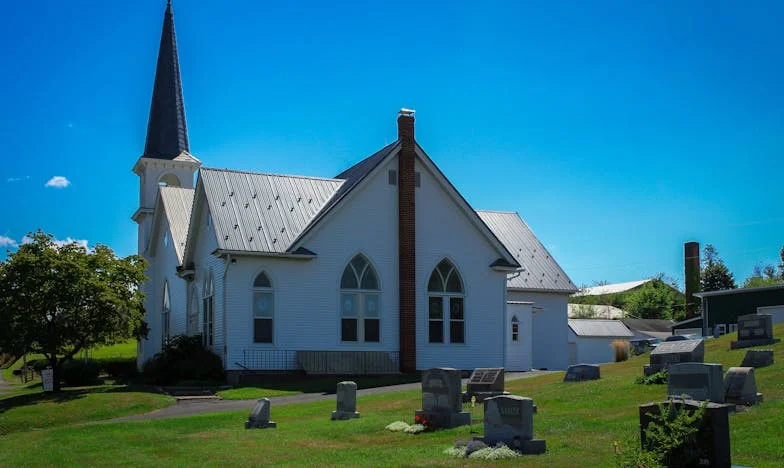Dans l’ombre des voisins : Un mariage au bord du gouffre