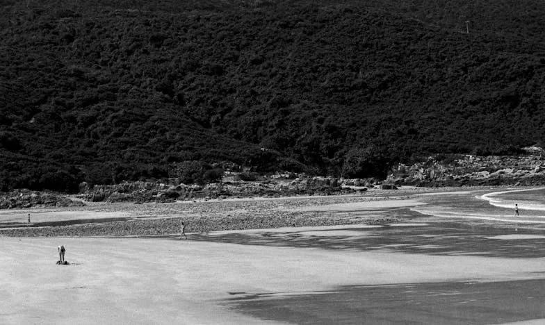 Entre Deux Feux : Quand l’Amour Maternel Devient un Champ de Bataille