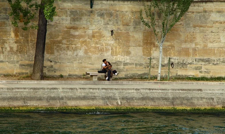 « Si tu refuses de t’asseoir à table avec ma famille, contente-toi de cuisiner et de dresser la table, puis pars ! »