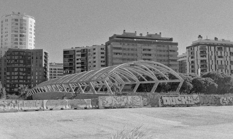 Lettre sous la porte : quand la critique d’un voisin fait exploser une famille