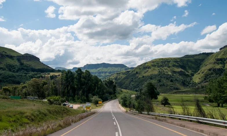 L’ombre au bout du village – l’histoire de Claire, recluse de la maison oubliée