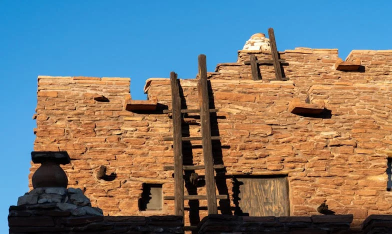 Un Après-Midi, J'ai Surpris Ma Belle-Mère Tenant Une Photo de Mon Mari Bébé au-dessus de Notre Nouveau-Né : Je Suis Restée Sans Voix